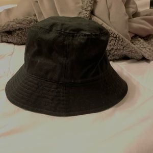 h&m black bucket hat